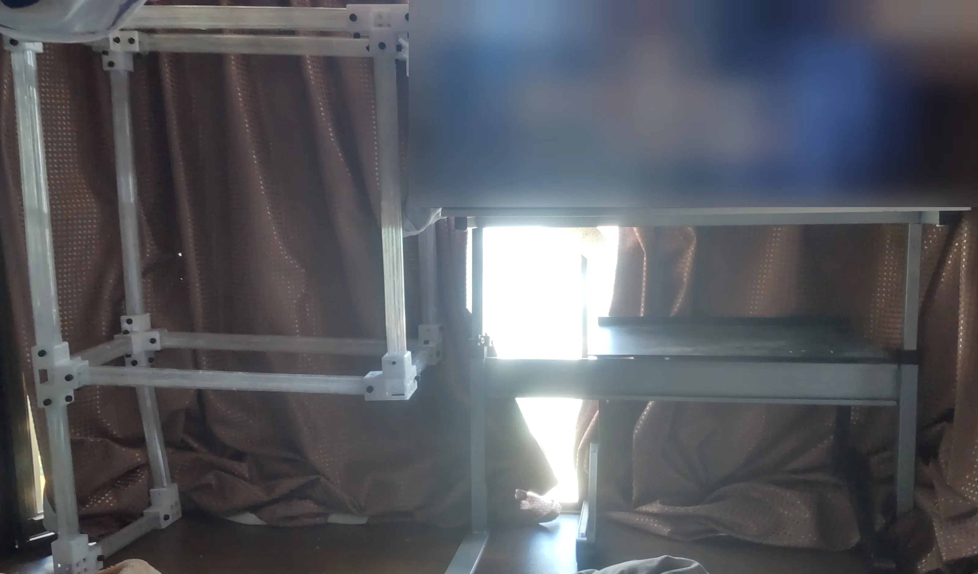 モザイク部分は小さい抱き枕。これに既製品の棚を組み合わせてフレームを乗せ、高さを維持させている