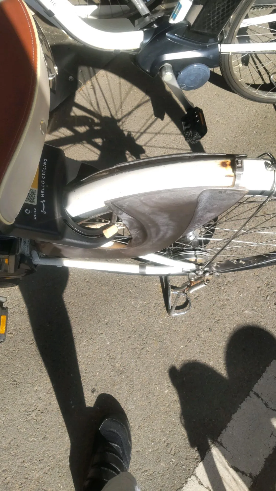 なんかカバーがついてる。泥除け？