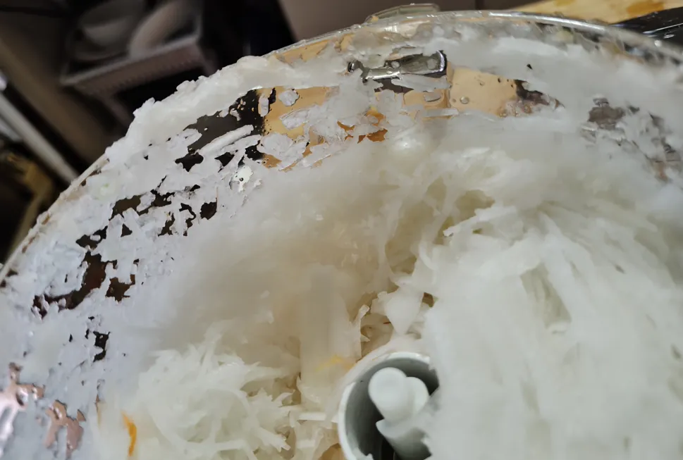 水っぽい素材を切ると縁からこぼれやすくなるっぽい
