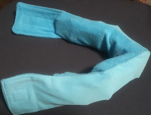 保冷剤を2セット詰めた状態。首周りがキツくなるが、なんとか着けることはできる。