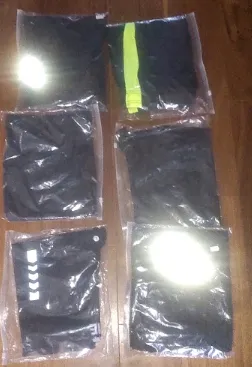 袋に入っている状態でフラッシュつけて撮影した様子<br>上着や足元についているマークは反射材になっている