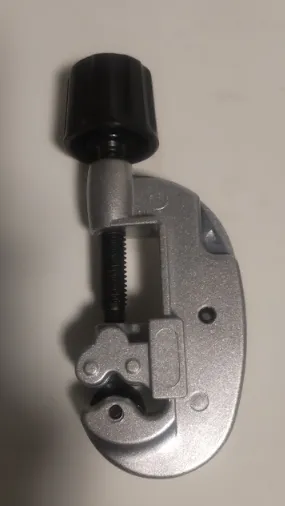 昔買ったダイソーの500円のパイプカッターを使用する。