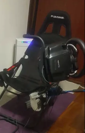 ちょっとわかりにくいが、シート正面がハンコン右側のバーで塞がれている