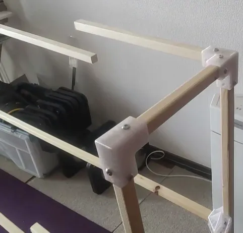 横の角材をぶった切った様子