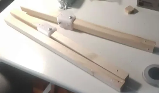 奥方向の角材と長さを合わせるように切り落とした