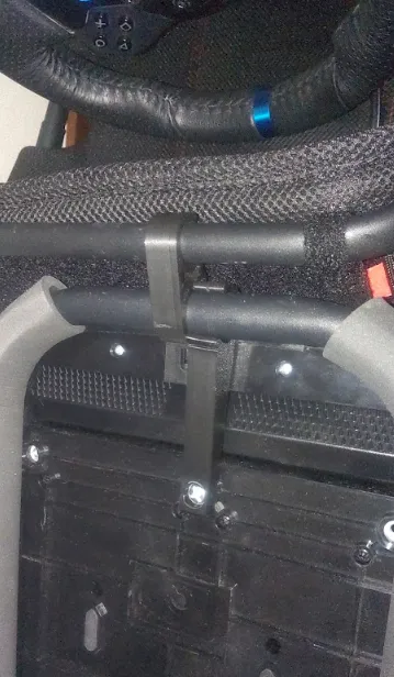 上のパーツをパイプに押し付けることでペダルを折りたたんだ状態で固定できる<br>最初は割れるんじゃないかとビクビクしたが、意外と問題なく使える