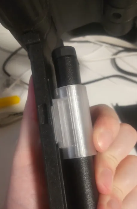 横から見ると隙間が空く形だが、<br>元々のブラケットの仕様上こうなるものなのだろう