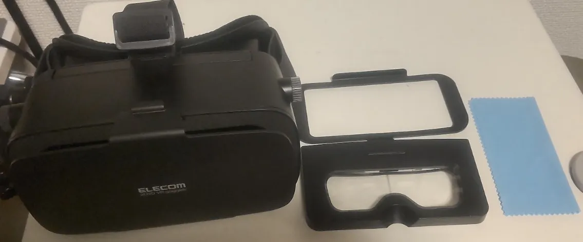 本体と付属品一覧。小さいスマホ用のアダプター、2Dゴーグル、メガネ拭きがある。紙の説明書はない。