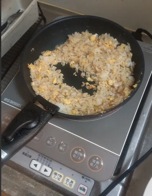 チャーハンを作っている様子