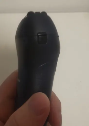 両側側面のボタンを押し込むことで外刃部分を外せる