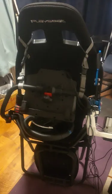 折りたたみ時の固定バンドは、100均のリュックバンドを2つ使って、頭側の穴とハンコンのフレームをつなぐように固定している