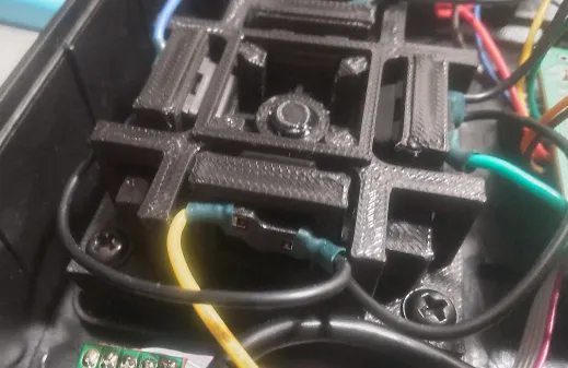 ホットスワップをキースイッチに取り付け。<br>4方向ガイドをつけると若干線が苦しいが、何とかはめられた。