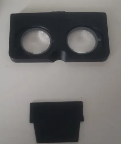 3D用の部品。レンズは上の出っ張りを引っ張ると簡単に外せる。<br>中の仕切り板も引っ張ると取れる。