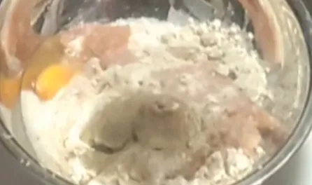 ボウルに材料をすべて入れる