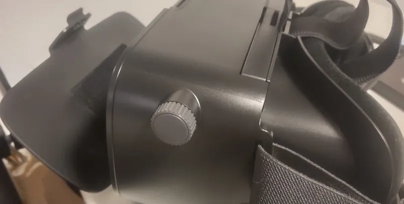 左右にピント調節のダイヤルがあるが、左右で独立はしておらず、片目だけピントをずらすということはできない。