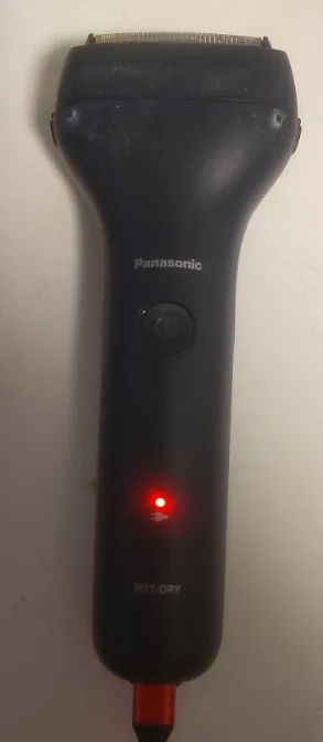 10時間ほどで充電完了となるが、LEDは消えてくれない