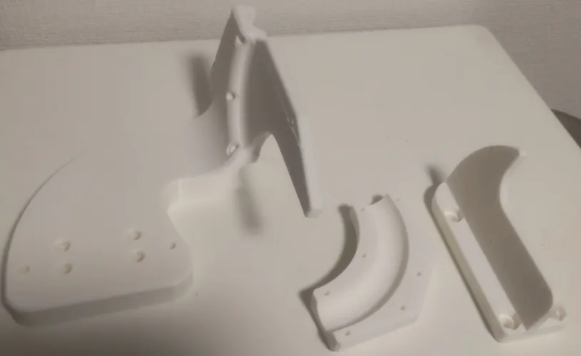 左からマウント本体、ブラケット、ハンドブレーキ台