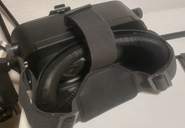 ゴムベルトで締め付け具合を左右と前方向で調節できる