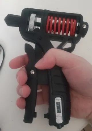 つまみを締めた状態