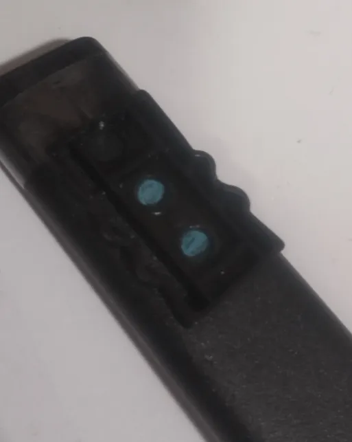 支柱とヘッドレストのスライドパーツを重ね、<br>穴の部分を色鉛筆でマーキングする。